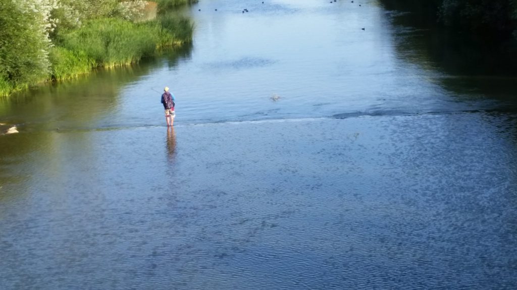 Un pescador trata de pescar en Asturias.