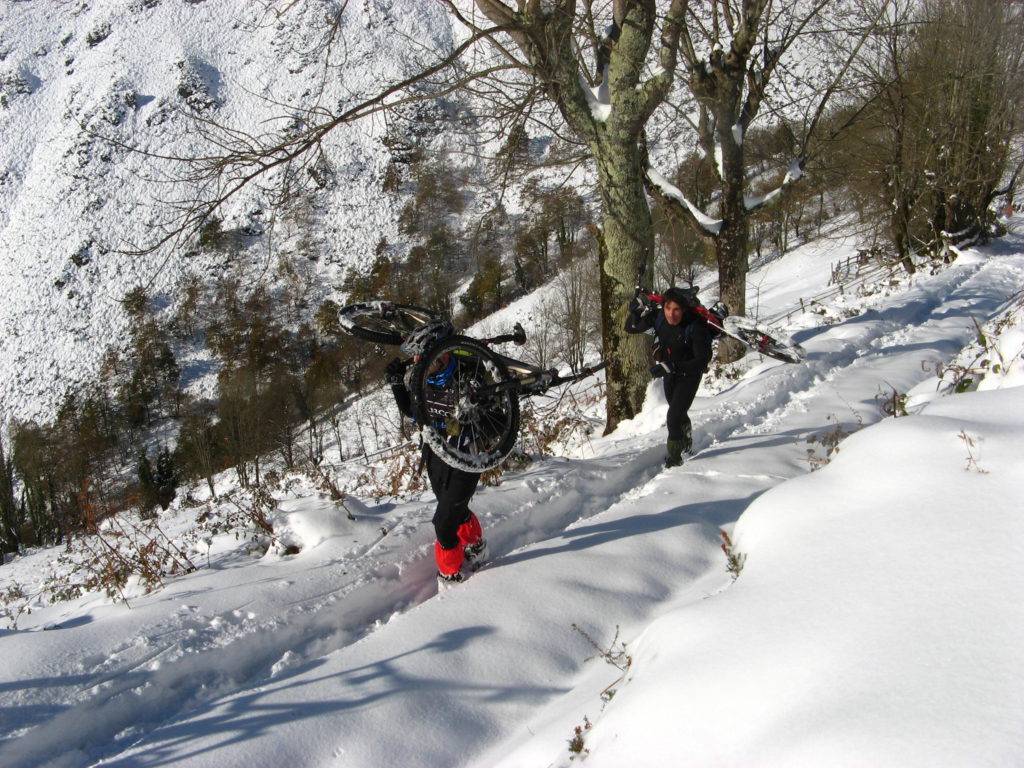 Mountain bike sobre nieve en los bosques de Asturias