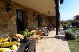 Hoteles rurales de Casonas Asturianas: terraza exterior del hotel La Figar.