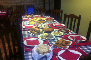 Hoteles rurales de Casonas Asturianas: mesa con comida en el hotel La Figar.