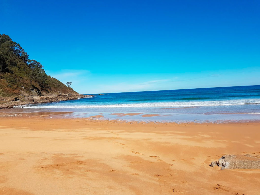 Hoteles rurales de Casonas Asturianas: la playa cercana al hotel La Casona de Tresali, en Asturias.