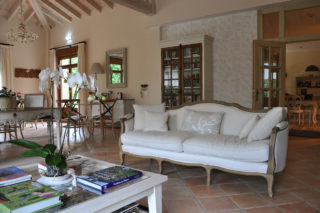 Hoteles rurales de Casonas Asturianas: la elegante decoración del salón del Hotel Arpa de Hierba.