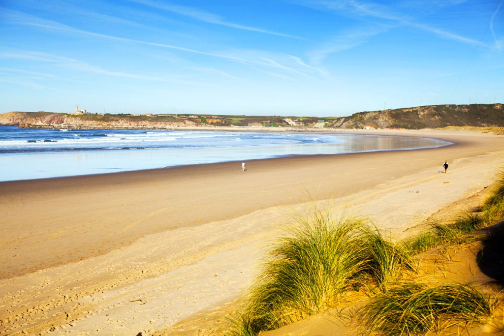 Hoteles rurales de Casonas Asturianas: vista de la playa de San Juan Nieva, Asturias.