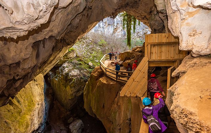 Entrada a la cueva Huerta en Asturias subterránea