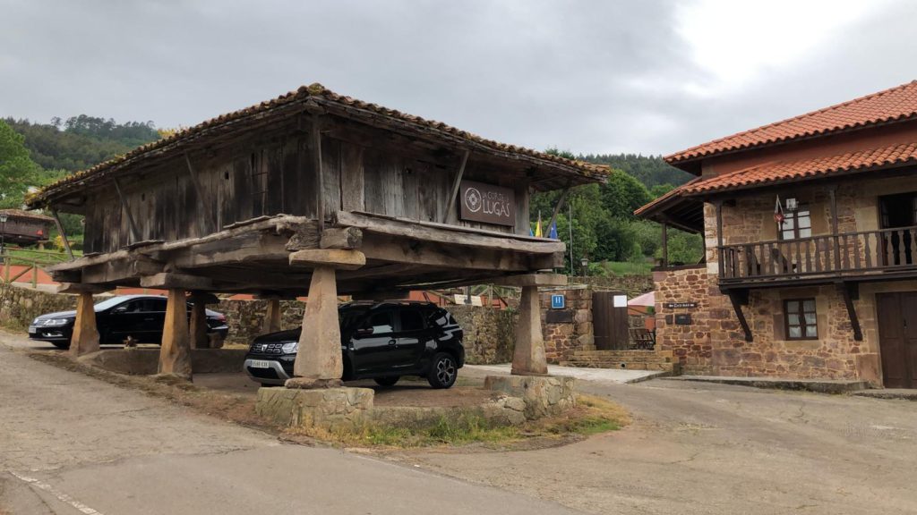 Hórreo de la Casona Asturiana de la Corte de Lugás